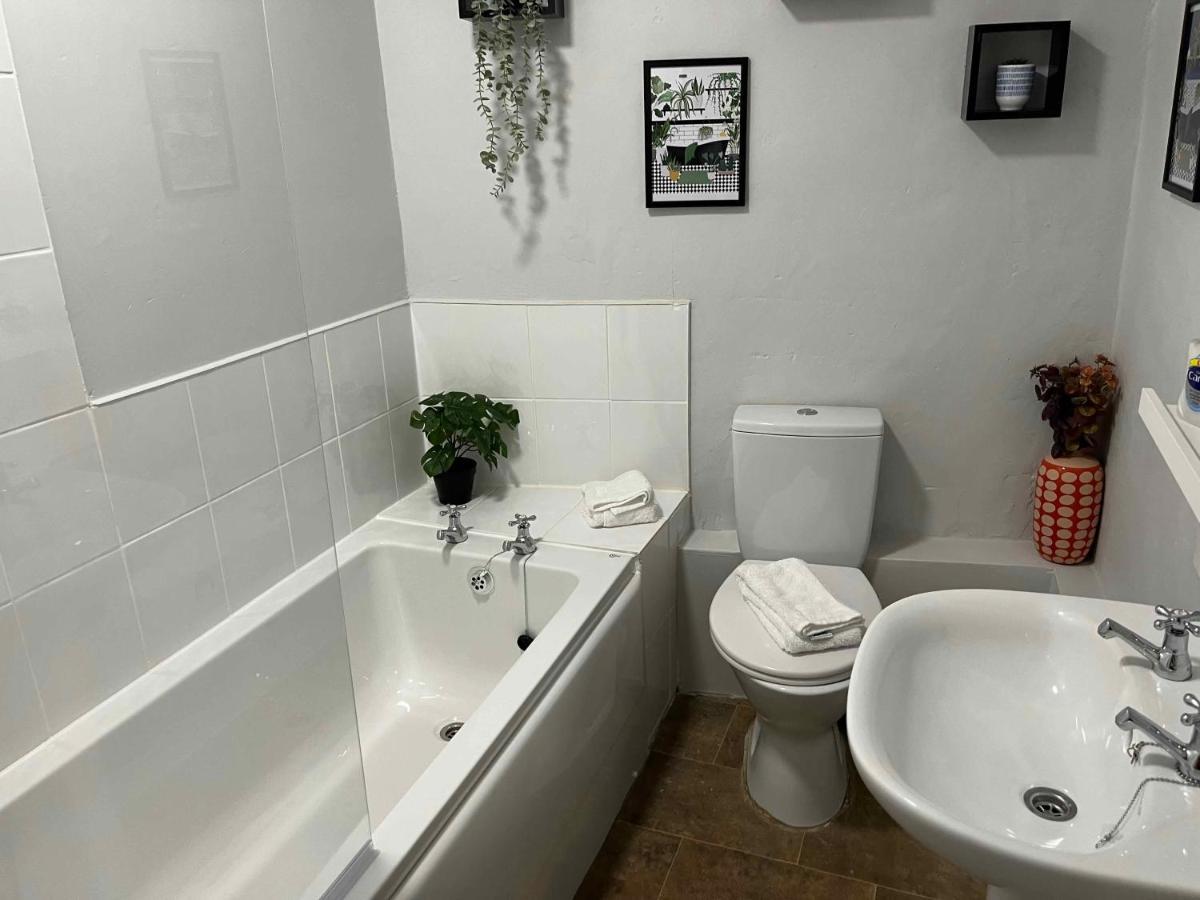 The North Wales Gathering - Hot Tub & Sleeps Up To 16 Apartment *