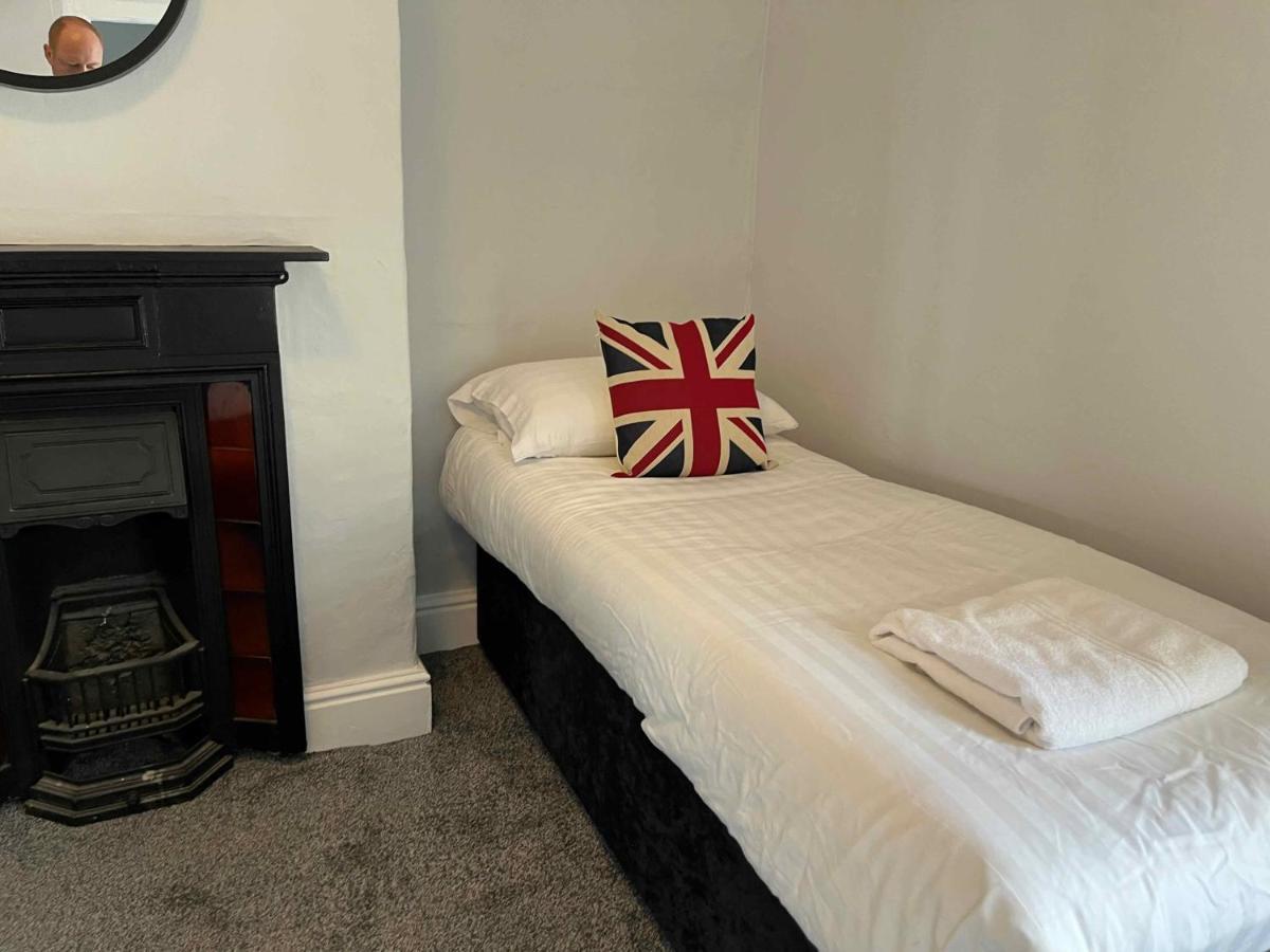 The North Wales Gathering - Hot Tub & Sleeps Up To 16 St Asaph
