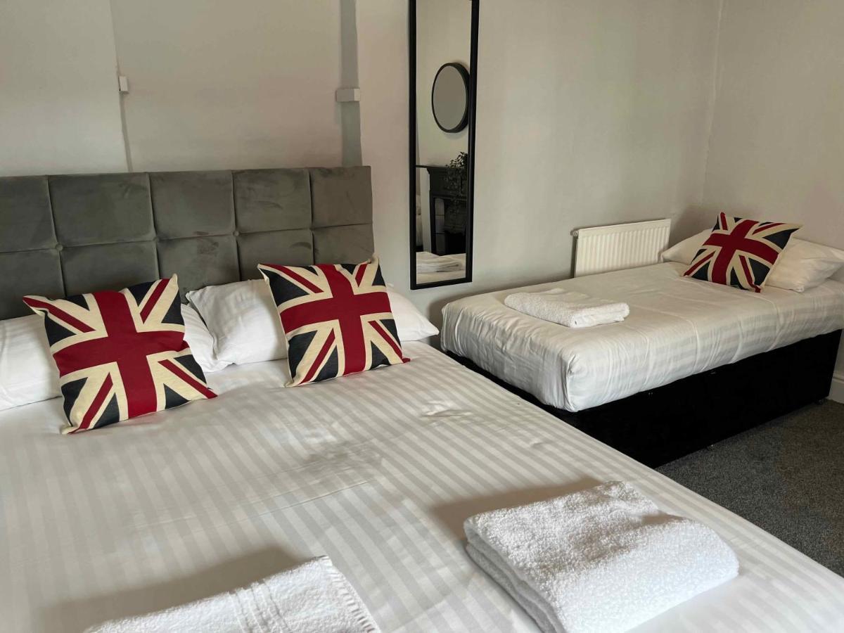 The North Wales Gathering - Hot Tub & Sleeps Up To 16 Apartment *